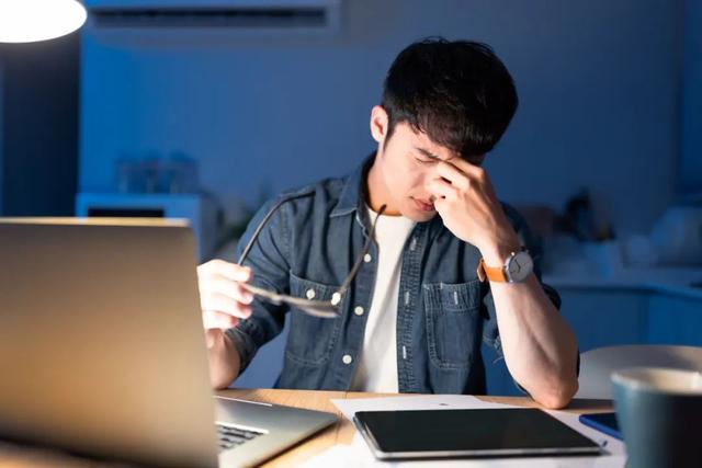关灯玩手机致盲?侧躺刷视频眼斜?这5个“毁眼习惯”正在偷偷搞垮你的视力!
