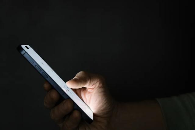 关灯玩手机致盲?侧躺刷视频眼斜?这5个“毁眼习惯”正在偷偷搞垮你的视力!