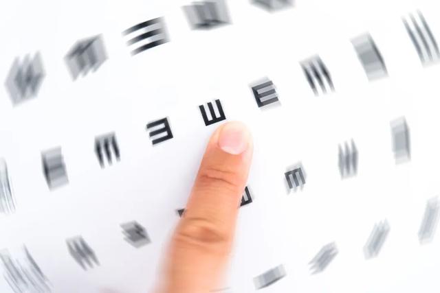 关灯玩手机致盲?侧躺刷视频眼斜?这5个“毁眼习惯”正在偷偷搞垮你的视力!