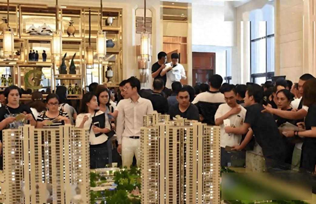 广州全面松绑楼市,买房门槛说没就没了?普通人能捡到便宜吗?